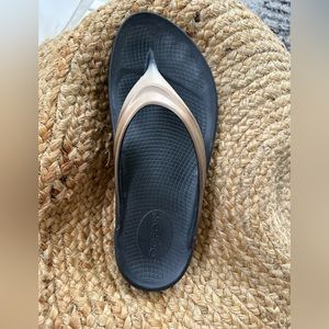 Oofos sandals / flip flops